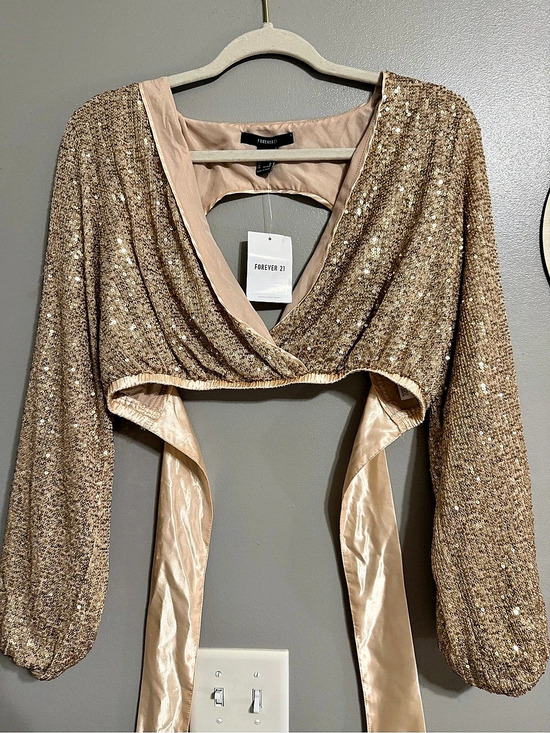 Forever 21 Tops - Forever 21 Sequin Cropped Blouse in Gold Size Medium NWT